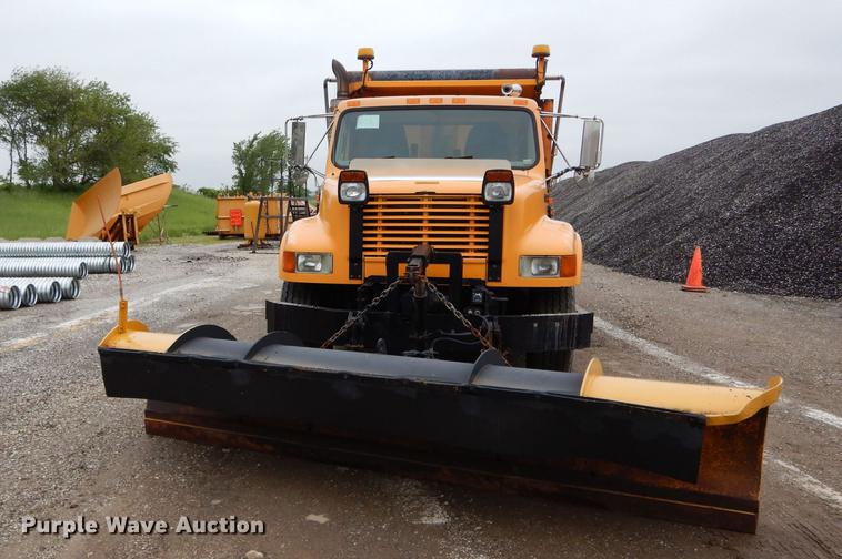 image for item DE8421 2002 International 4900 dump truck