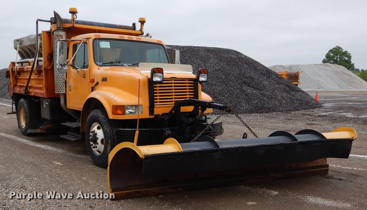 image for item DE8421 2002 International 4900 dump truck
