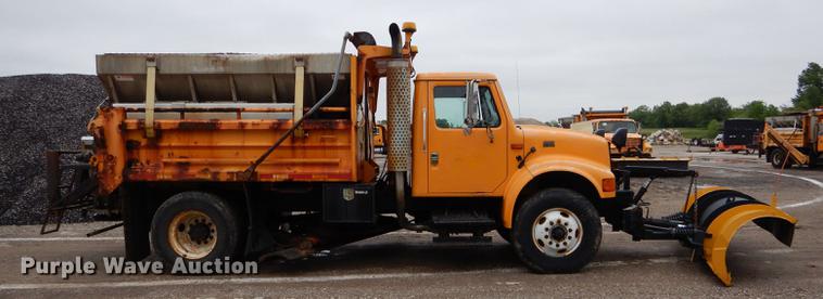 image for item DE8421 2002 International 4900 dump truck