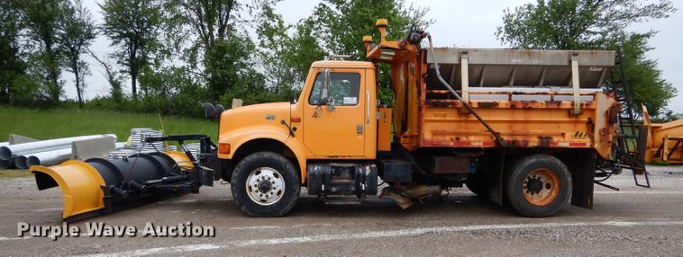image for item DE8421 2002 International 4900 dump truck