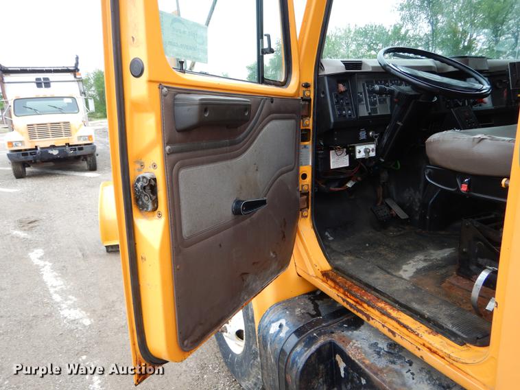 image for item DE8421 2002 International 4900 dump truck