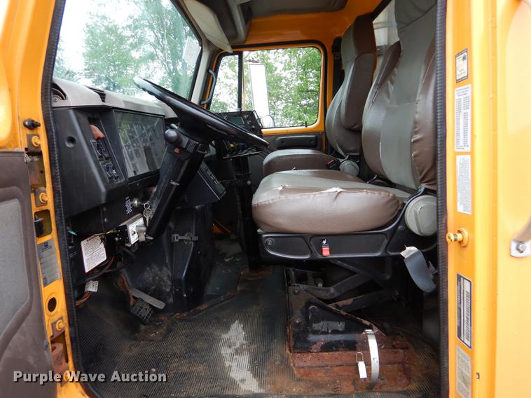 image for item DE8421 2002 International 4900 dump truck