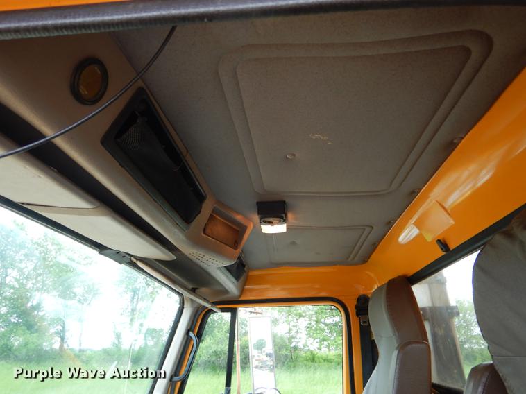 image for item DE8421 2002 International 4900 dump truck