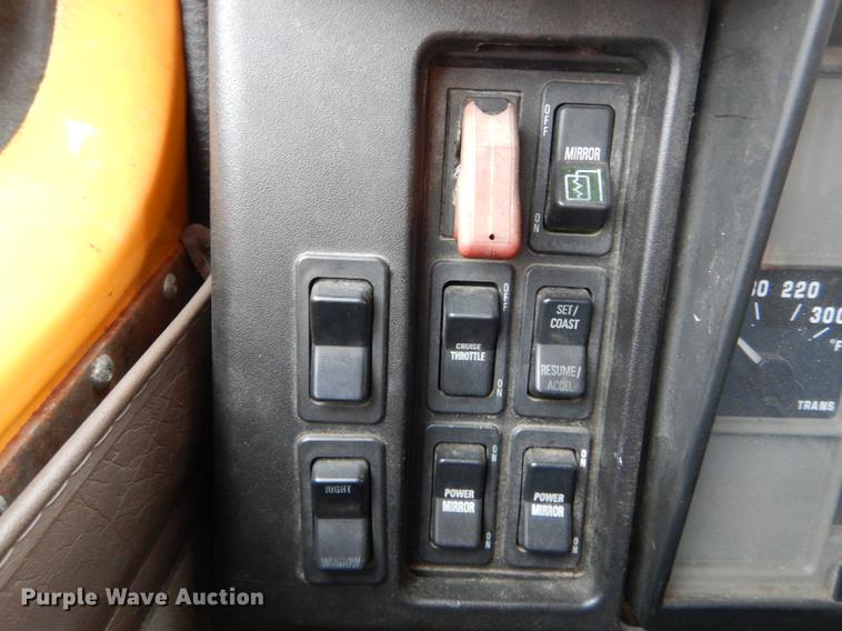 image for item DE8421 2002 International 4900 dump truck