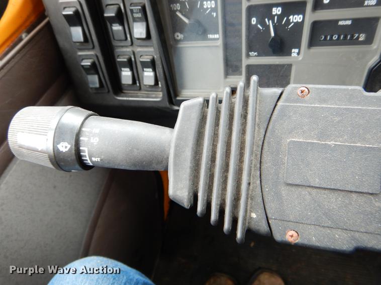 image for item DE8421 2002 International 4900 dump truck