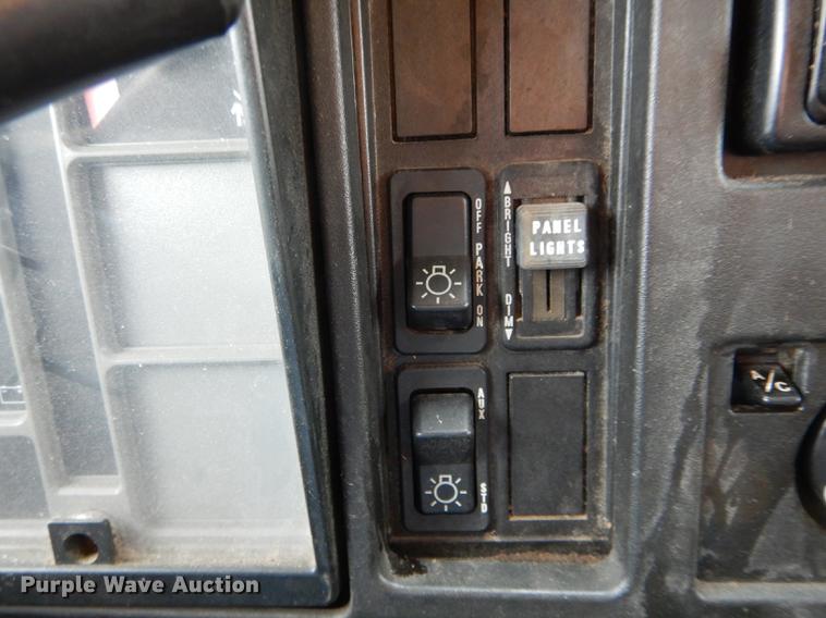 image for item DE8421 2002 International 4900 dump truck