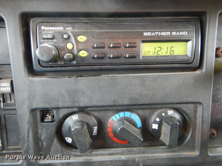 image for item DE8421 2002 International 4900 dump truck