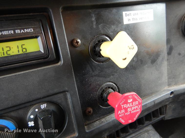 image for item DE8421 2002 International 4900 dump truck