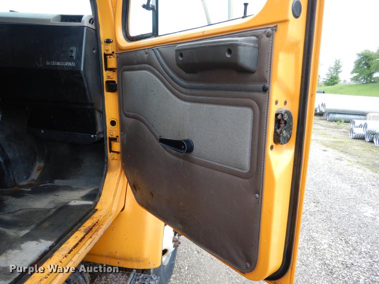 image for item DE8421 2002 International 4900 dump truck