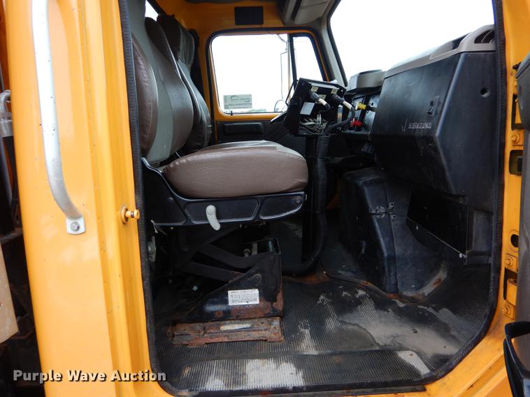 image for item DE8421 2002 International 4900 dump truck