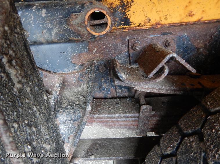 image for item DE8421 2002 International 4900 dump truck