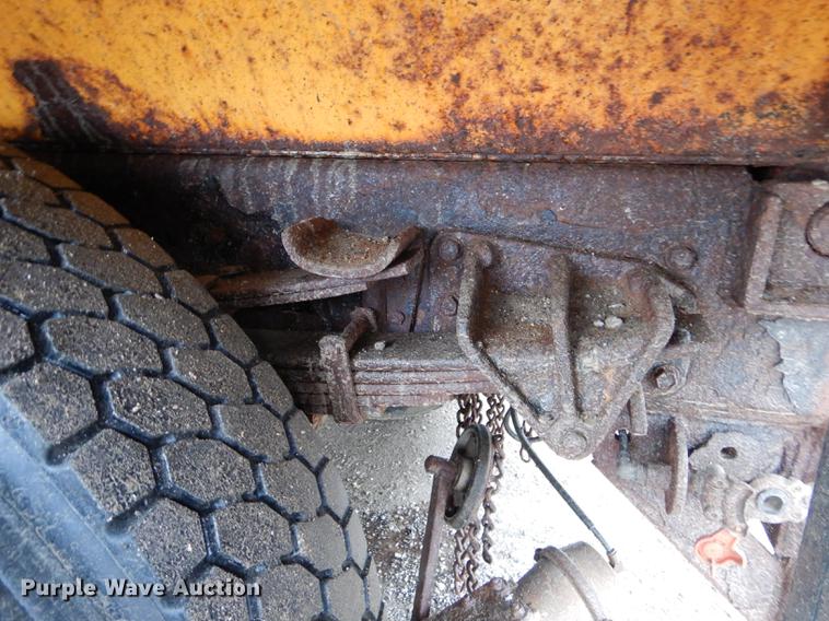 image for item DE8421 2002 International 4900 dump truck