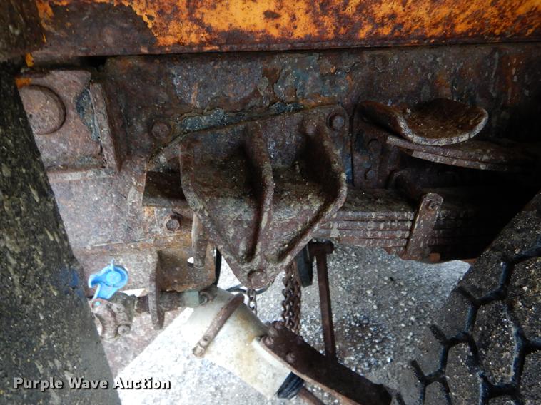 image for item DE8421 2002 International 4900 dump truck