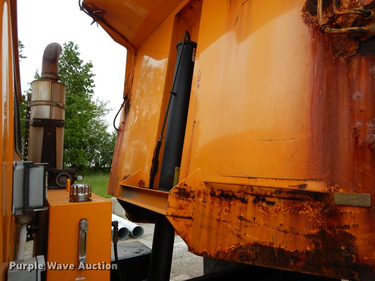 image for item DE8421 2002 International 4900 dump truck