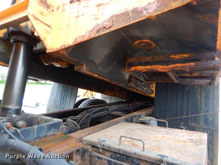 image for item DE8421 2002 International 4900 dump truck