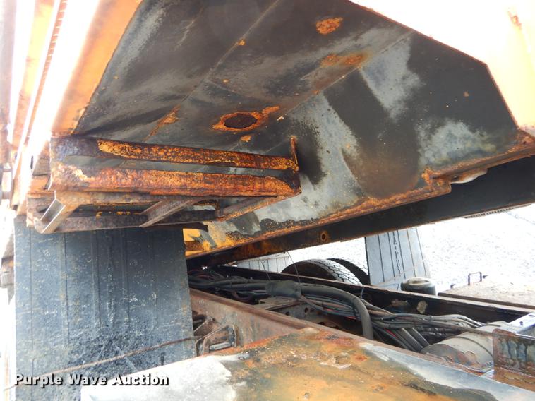 image for item DE8421 2002 International 4900 dump truck