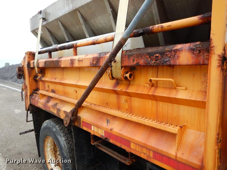 image for item DE8421 2002 International 4900 dump truck
