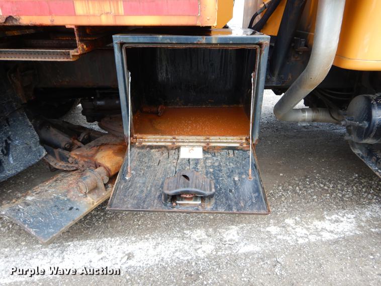 image for item DE8421 2002 International 4900 dump truck