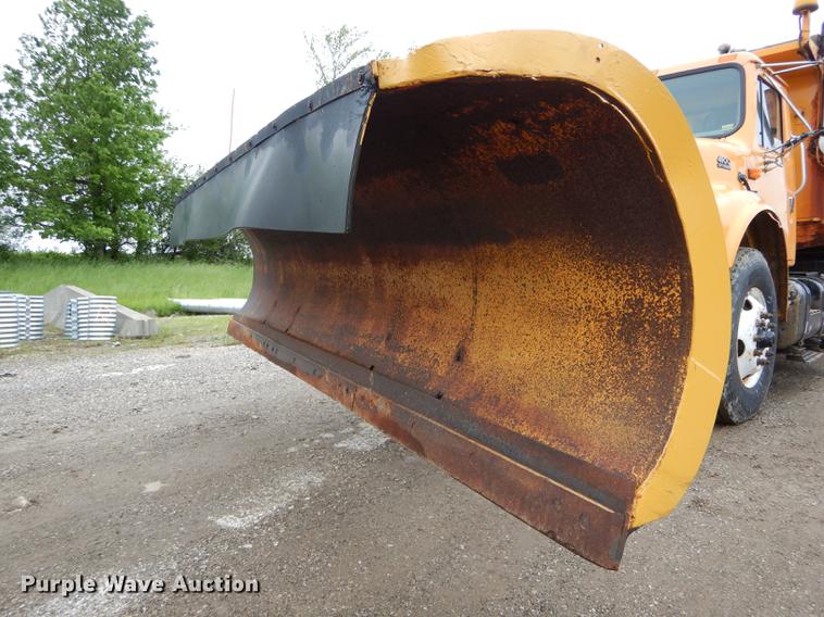 image for item DE8421 2002 International 4900 dump truck