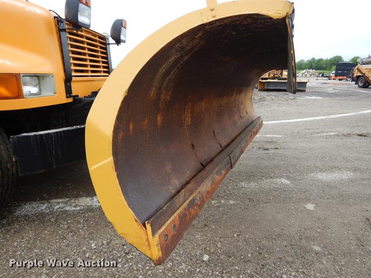 image for item DE8421 2002 International 4900 dump truck