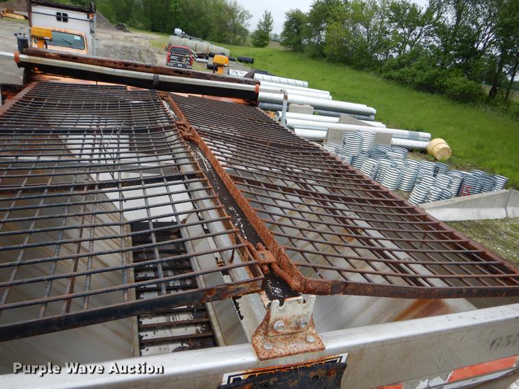 image for item DE8421 2002 International 4900 dump truck