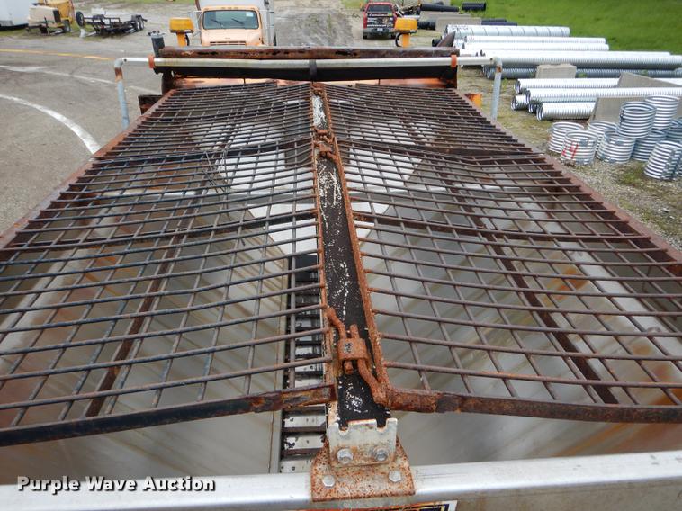 image for item DE8421 2002 International 4900 dump truck