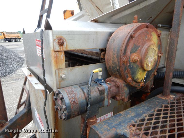 image for item DE8421 2002 International 4900 dump truck