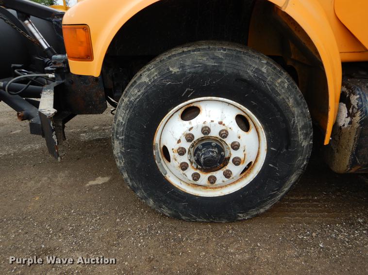 image for item DE8421 2002 International 4900 dump truck