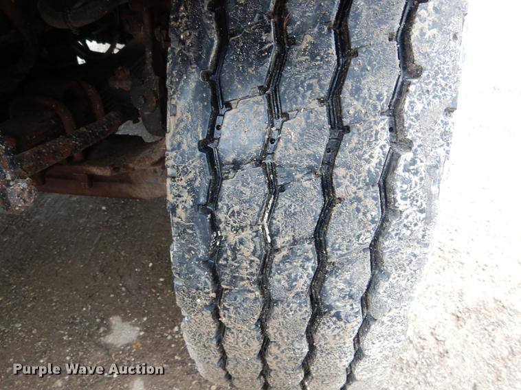 image for item DE8421 2002 International 4900 dump truck