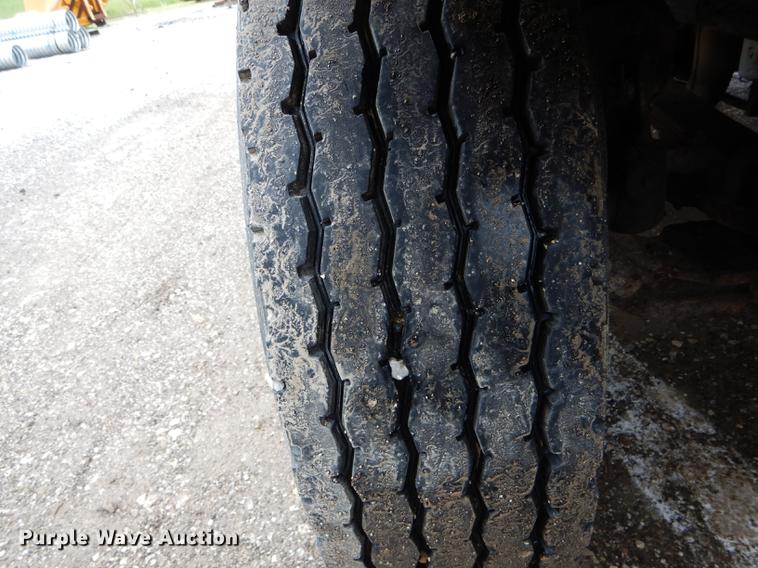 image for item DE8421 2002 International 4900 dump truck