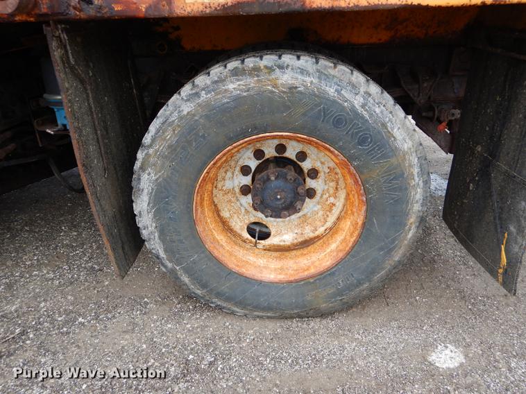 image for item DE8421 2002 International 4900 dump truck