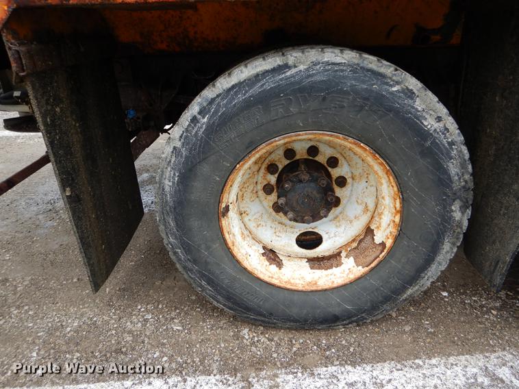 image for item DE8421 2002 International 4900 dump truck