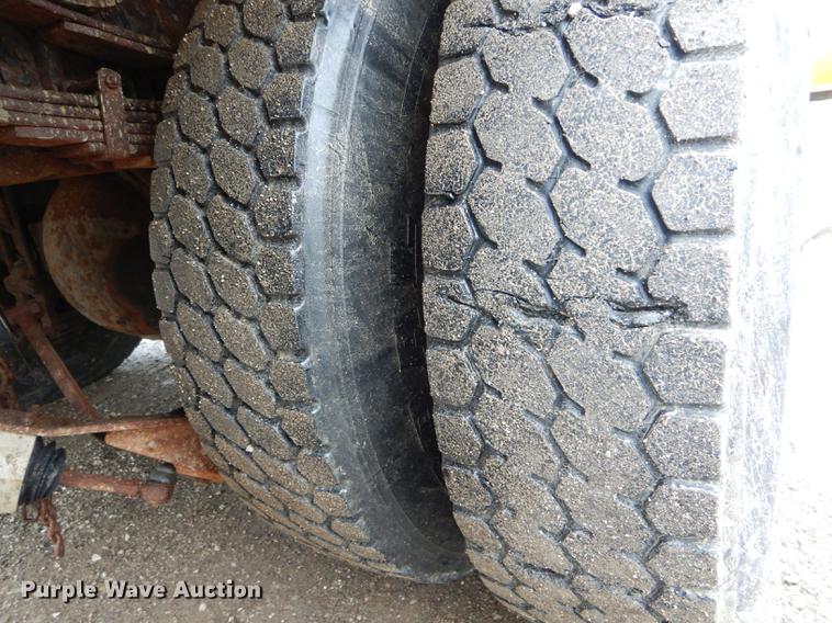 image for item DE8421 2002 International 4900 dump truck