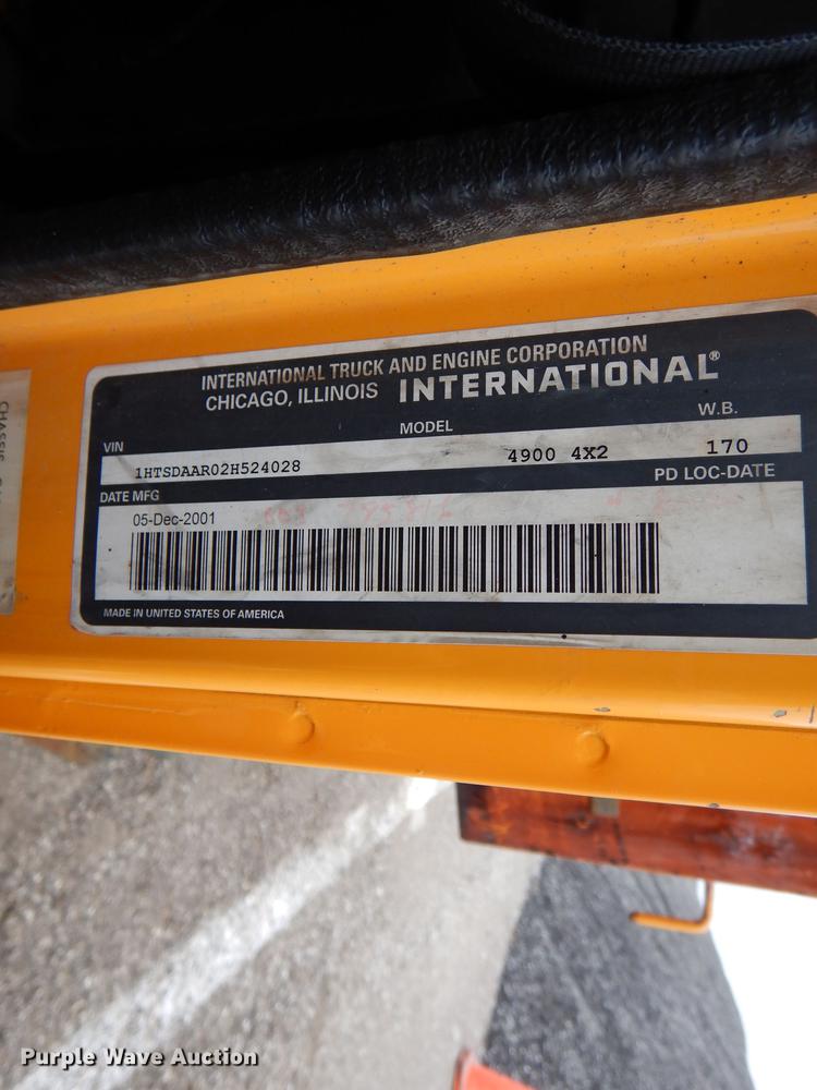 image for item DE8421 2002 International 4900 dump truck