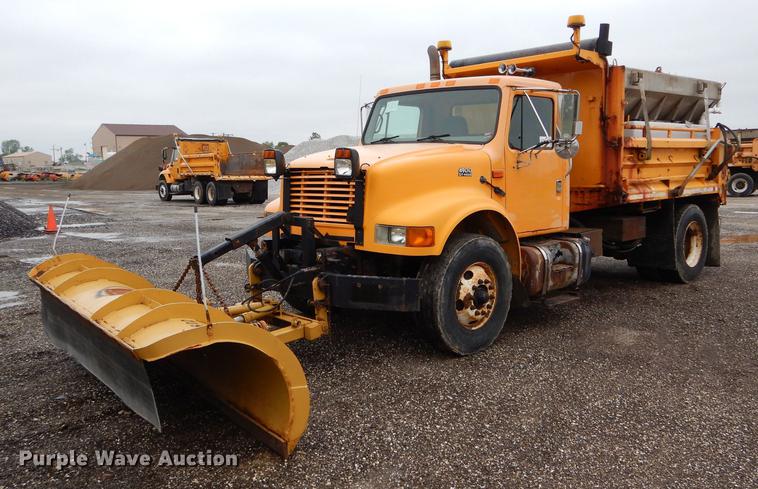 image for item DE8422 2002 International 4900 dump truck