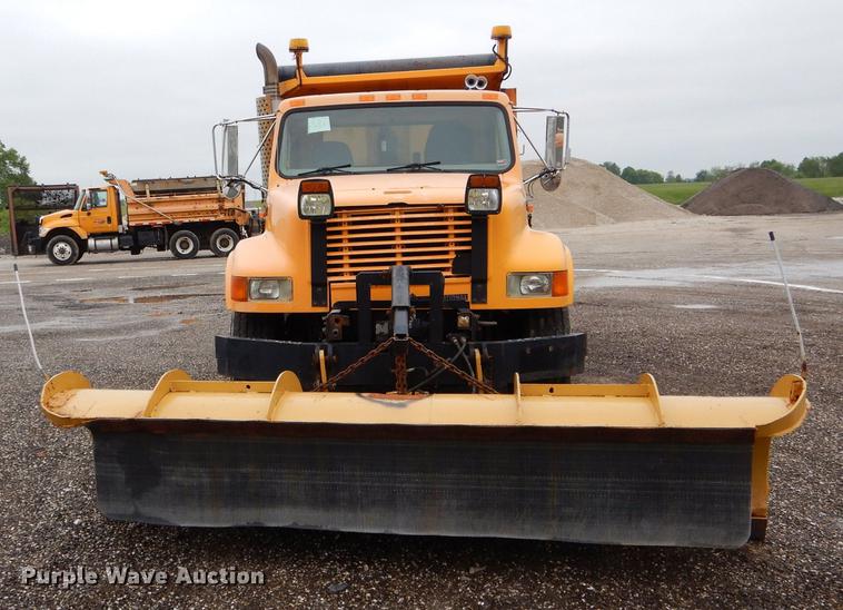 image for item DE8422 2002 International 4900 dump truck
