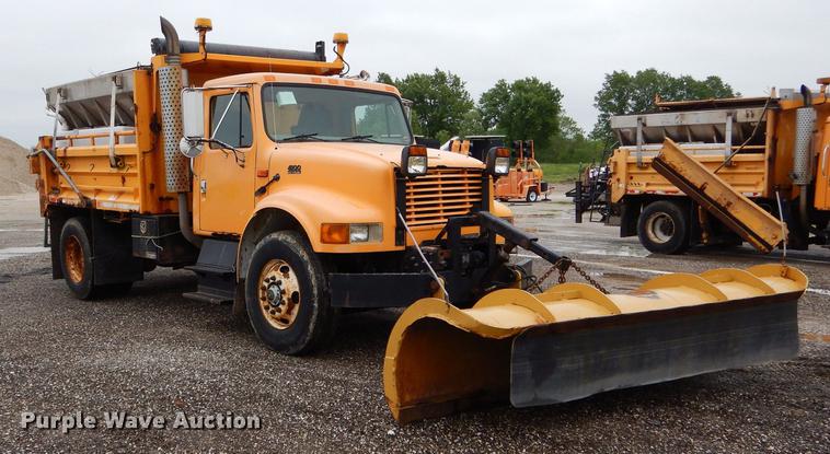 image for item DE8422 2002 International 4900 dump truck