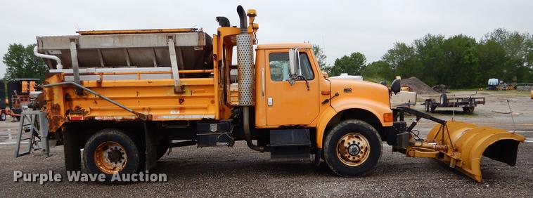 image for item DE8422 2002 International 4900 dump truck