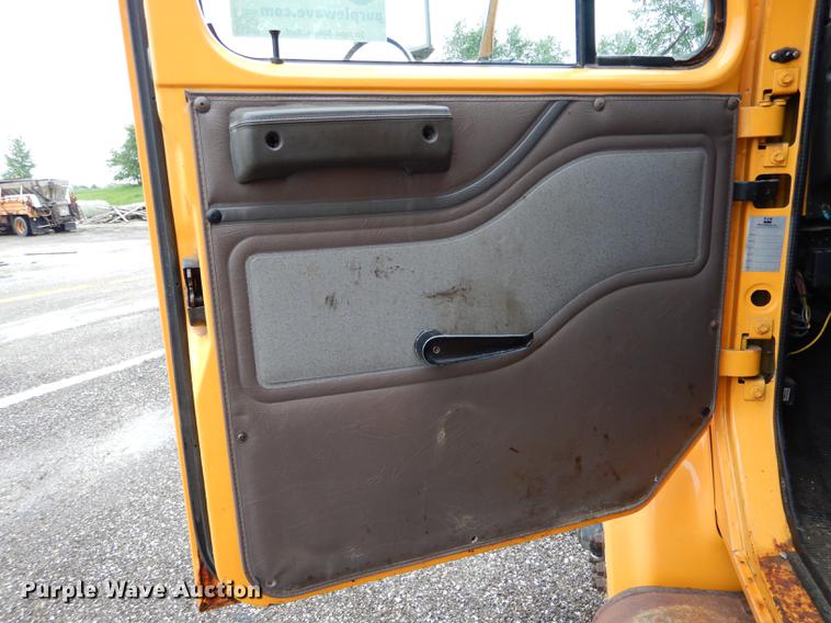 image for item DE8422 2002 International 4900 dump truck