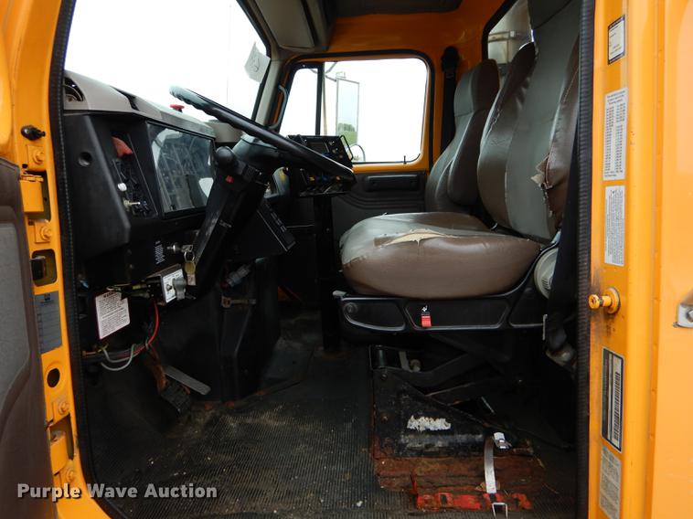 image for item DE8422 2002 International 4900 dump truck