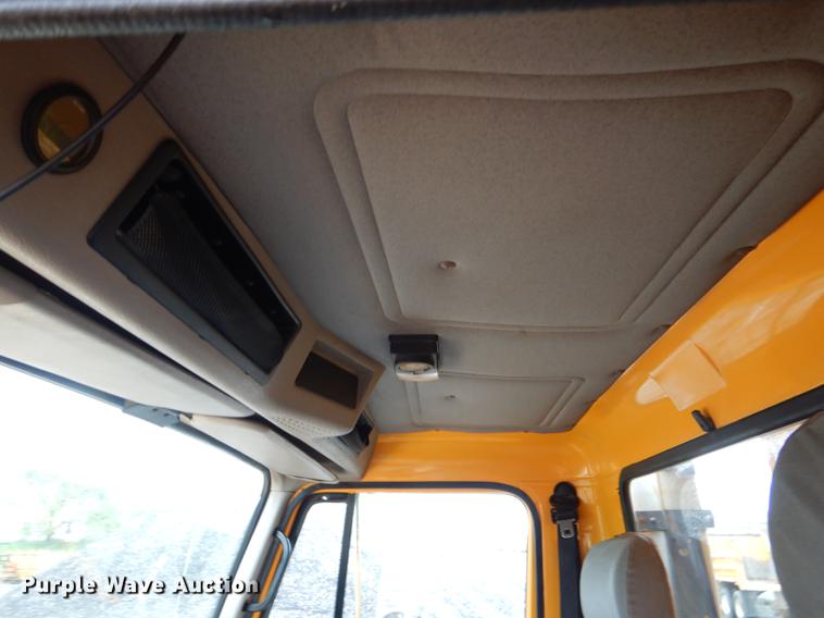 image for item DE8422 2002 International 4900 dump truck