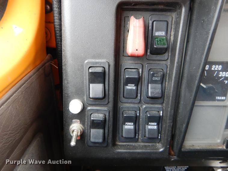 image for item DE8422 2002 International 4900 dump truck