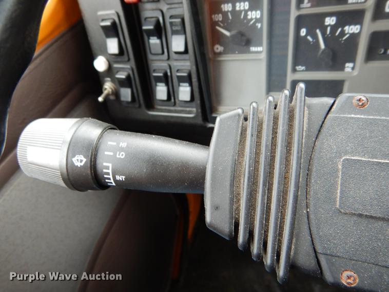 image for item DE8422 2002 International 4900 dump truck