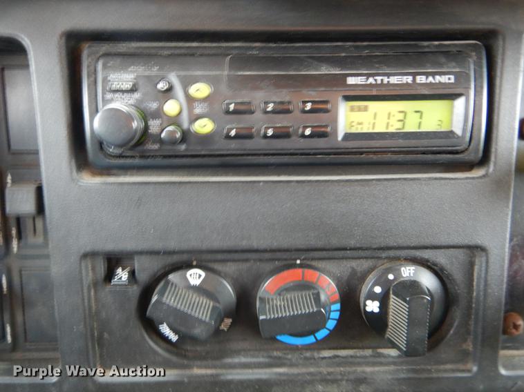 image for item DE8422 2002 International 4900 dump truck