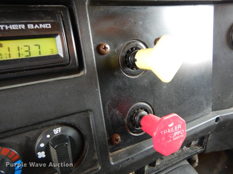 image for item DE8422 2002 International 4900 dump truck