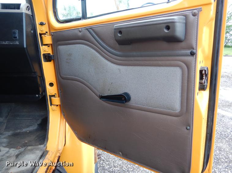 image for item DE8422 2002 International 4900 dump truck