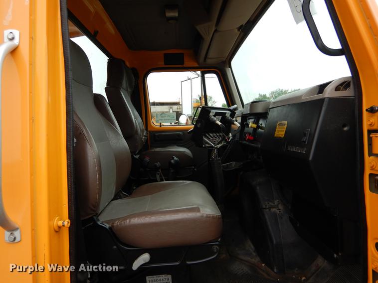 image for item DE8422 2002 International 4900 dump truck
