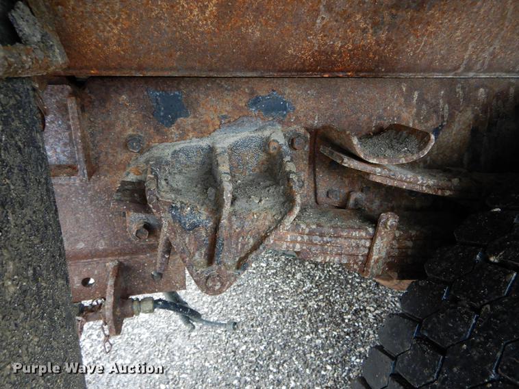 image for item DE8422 2002 International 4900 dump truck