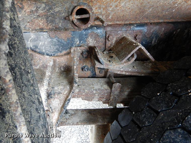 image for item DE8422 2002 International 4900 dump truck