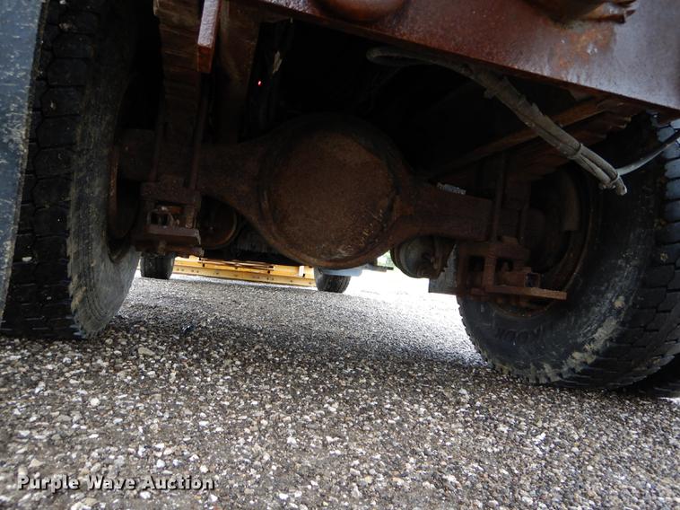 image for item DE8422 2002 International 4900 dump truck